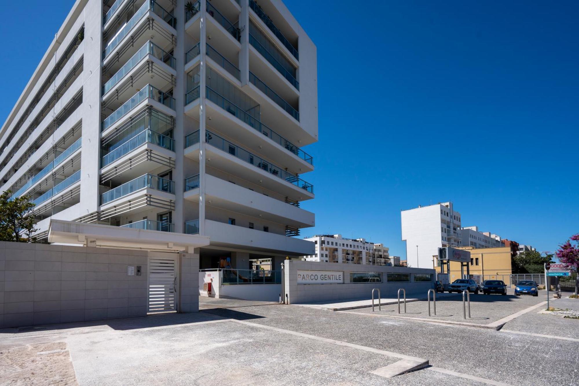 Kind Park - Sleek Apartment With Terrace & Parking Bari Exterior foto